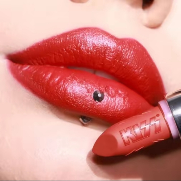 Glamlite x KISS Makeup Set - Picture 8 of 14